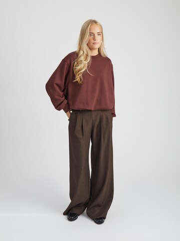 Peppercorn Sweatshirt 'Sinna' in Bruin