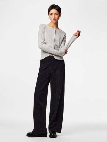 PIECES Вязаная кофта в Серый