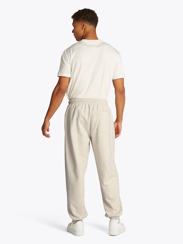 Tommy Jeans - Tapered Calças 'VARSITY' em bege: atrás