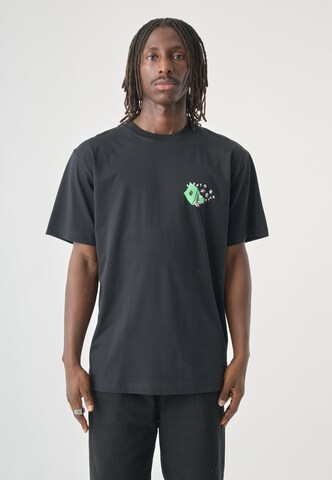 Cleptomanicx T-Shirt 'Camp Classic Tee' in Schwarz: Vorderseite