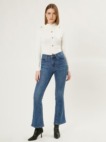 Influencer Flared Jeans in Blau