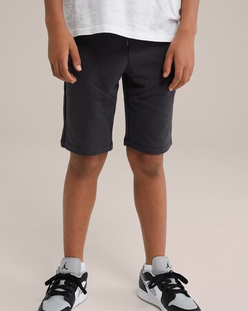 WE Fashion Regular Trousers in Grey: front