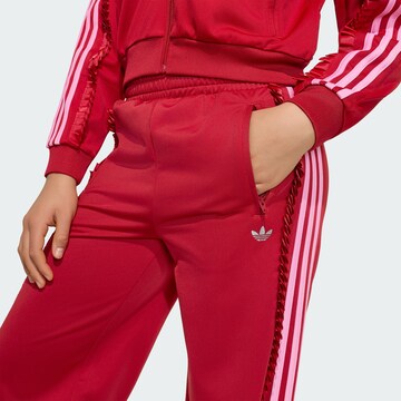 ADIDAS ORIGINALSWide Leg/ Široke nogavice Hlače 'Firebird' - crvena boja