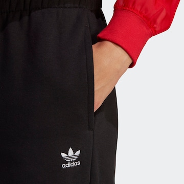 ADIDAS ORIGINALS Tapered Παντελόνι 'Essentials Fleece' σε μαύρο