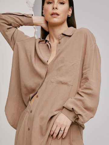 A LOT LESS - Blusa 'Thea' en marrón: frente