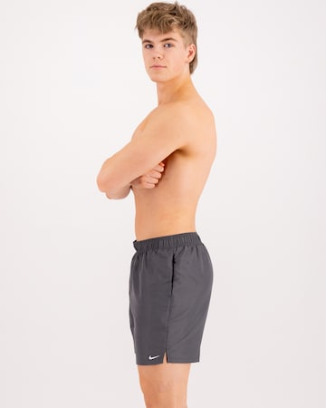 Nike Swim Badeshorts in Grau