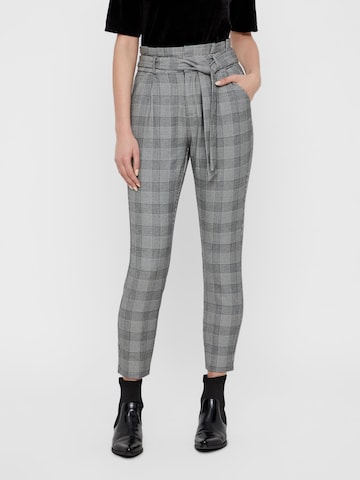 Effilé Pantalon à pince 'Eva' VERO MODA en gris : devant