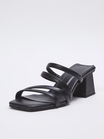 Trendyol Mule in Black: front