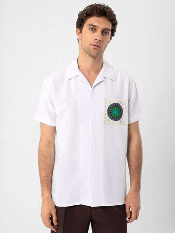 Antioch - Ajuste regular Camisa en blanco: frente