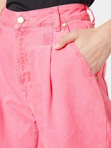 Essentiel Antwerp - regular Pantalón vaquero plisado 'BITTO' en rosa