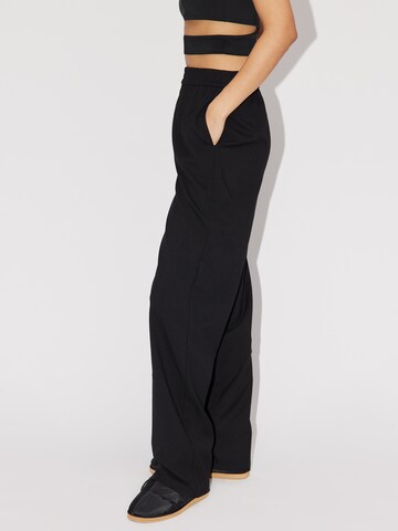 Wide leg Pantaloni 'Jamie' de la LeGer by Lena Gercke pe negru