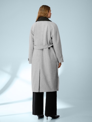 Bershka Overgangsfrakke i grå