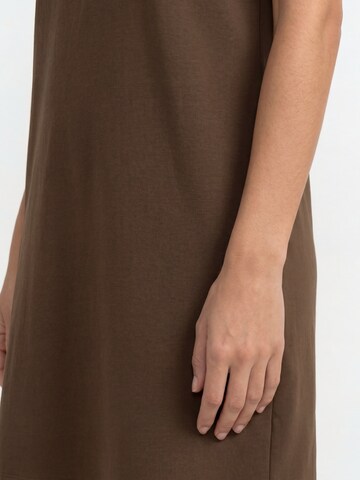 Rich & Royal - Vestido em castanho