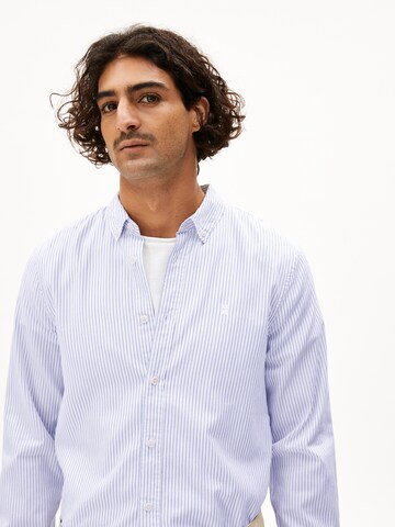 Coupe regular Chemise 'Quaasa' ARMEDANGELS en bleu