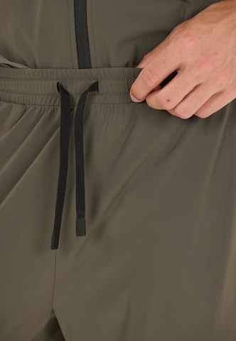Virtus Tapered Hose 'Alonso V2' in Grün