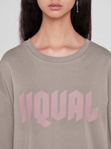 IIQUAL - Camiseta 'IQROCKA' en gris