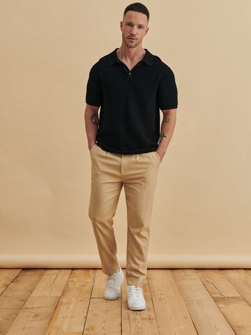 DAN FOX APPAREL Tapered Παντελόνι με τσάκιση 'Ediz' σε μπεζ