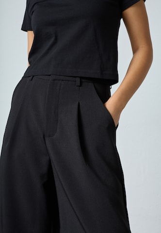 Wide leg Pantaloni cutați 'GREAT' de la SISTERS POINT pe negru