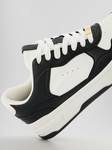 Bershka Sneaker low i sort