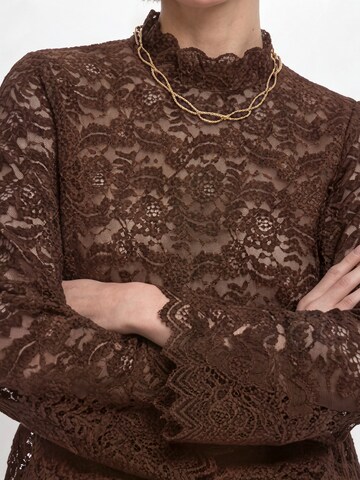 Rich & Royal Blouse in Bruin