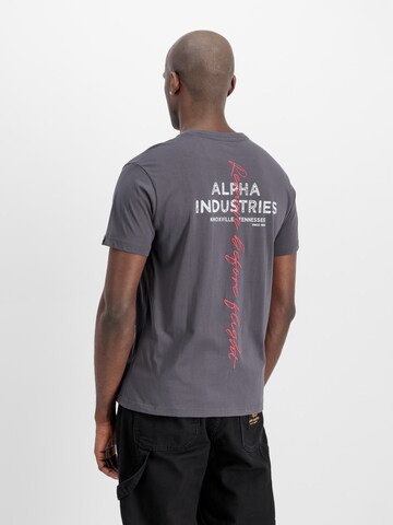 ALPHA INDUSTRIES T-shirt i grå