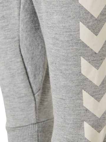 Hummel Tapered Sporthose in Grau