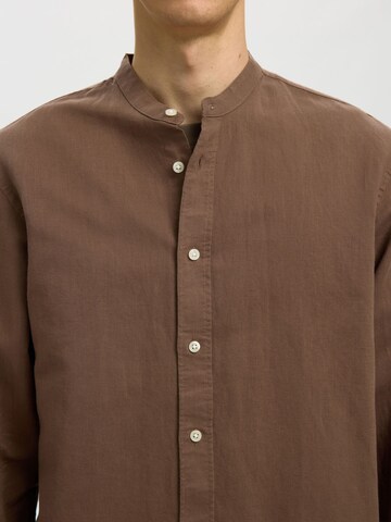 Coupe regular Chemise 'SLHClay' SELECTED en marron