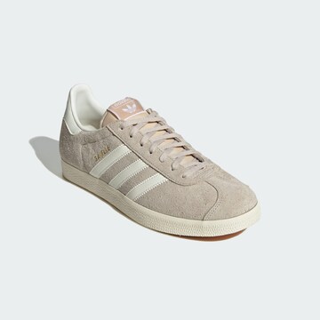 ADIDAS ORIGINALS Matalavartiset tennarit 'Gazelle' värissä beige