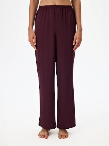 Pantalon de pyjama 'PENTI Aurora Satin geblümte Pyjamahose' Penti en rouge : devant