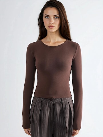Busem Shirt in Brown: front