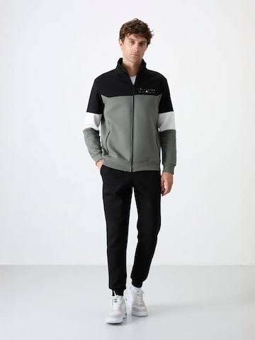Completo per l'allenamento di Tommy Life in nero: frontale