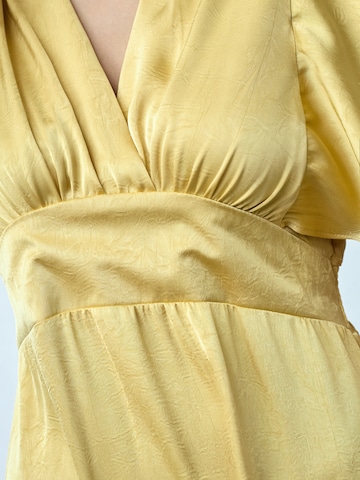 Rochie 'GISELA' de la SISTERS POINT pe galben