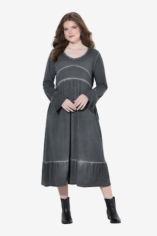 Ulla Popken Mekko värissä harmaa: etupuoli