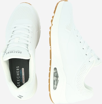 Baskets basses 'Uno Stand On Air' SKECHERS en blanc