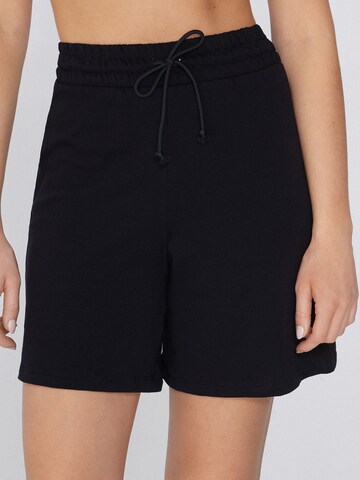 Tezenis Regular Pants in Black: front