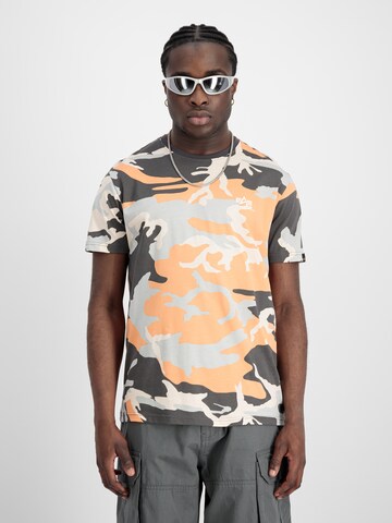 Maglietta 'T Camo' di ALPHA INDUSTRIES in arancione: frontale