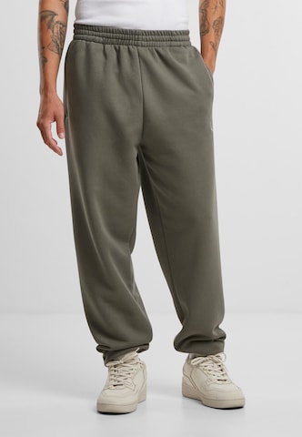 Karl Kani Tapered Nadrág - szürke: elől