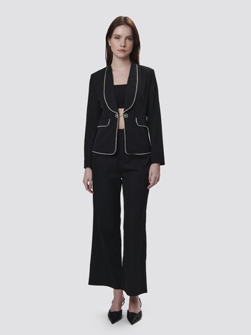 Influencer Blazer in Black