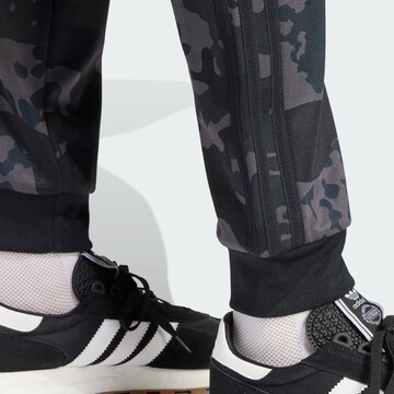 pelēks ADIDAS ORIGINALS Pakapēniski sašaurināts piegriezums Bikses 'Camo'