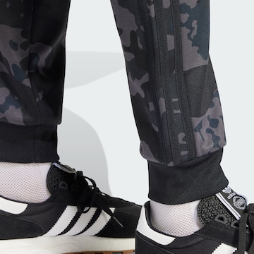 ADIDAS ORIGINALS Tapered Sporthose 'Camo' in Grau