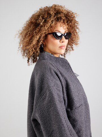 Giacca di mezza stagione 'PCJENNY' di PIECES Curve in grigio
