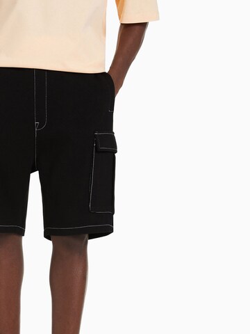 Bershka Regular Shorts in Schwarz