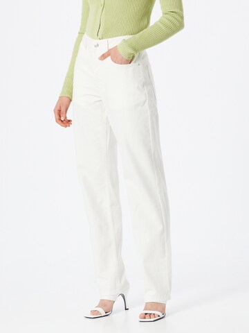 NA-KD Regular Jeans 'Josefine' in Wit: voorkant