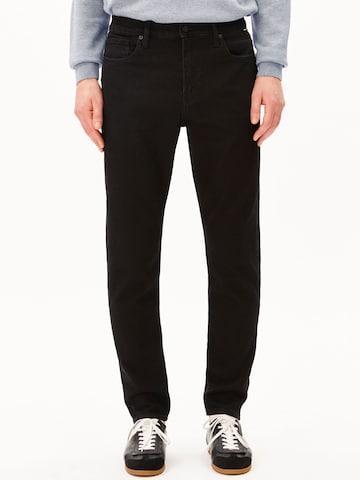 ARMEDANGELS Дънки Tapered Leg Дънки 'Aarjo Tarpa' в черно: отпред