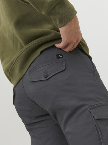Effilé Pantalon cargo 'JJIPaul JJFlake' JACK & JONES en gris