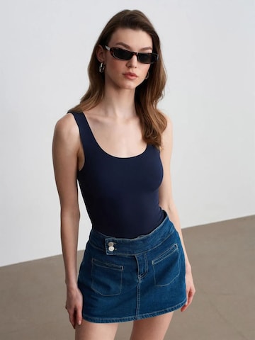 Top di Dilvin in blu: frontale