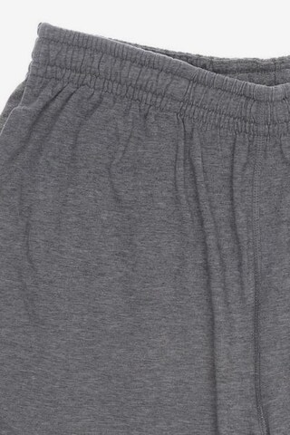 NIKE Shorts 26 in Grau