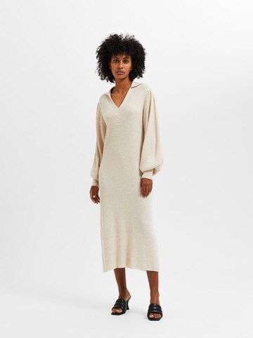 Robes en maille SELECTED FEMME en beige : devant