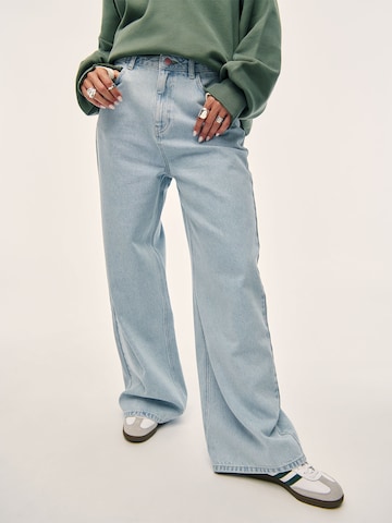 Kamila Šikl Loosefit Jeans in Blauw: voorkant