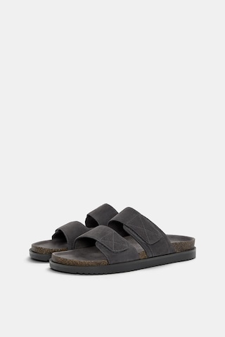 Pull&Bear Pantolette in Grau